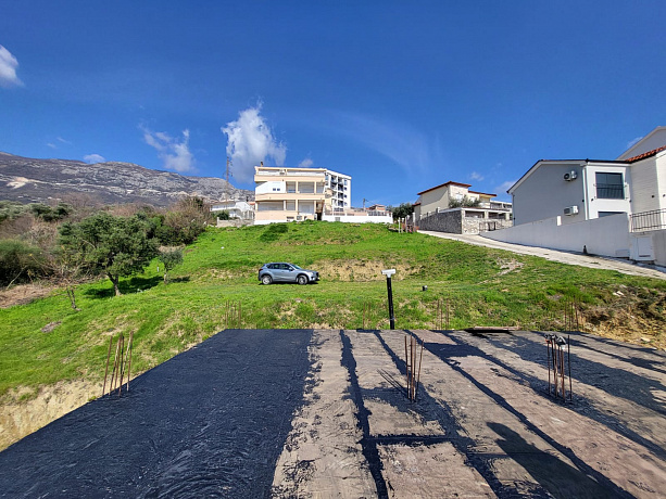 Дом площадью 80 квадратных метров с участком 905м2 и прекрасным панорамным видом на окружающие холмы и море 